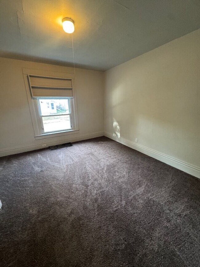 Building Photo - 812 Huestis Ave