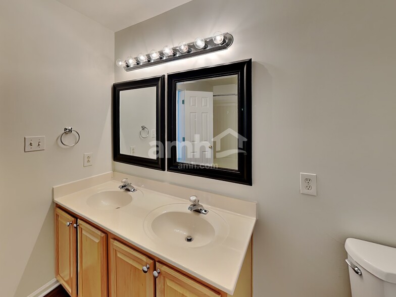 Building Photo - 5902 Carolina Manor Ct