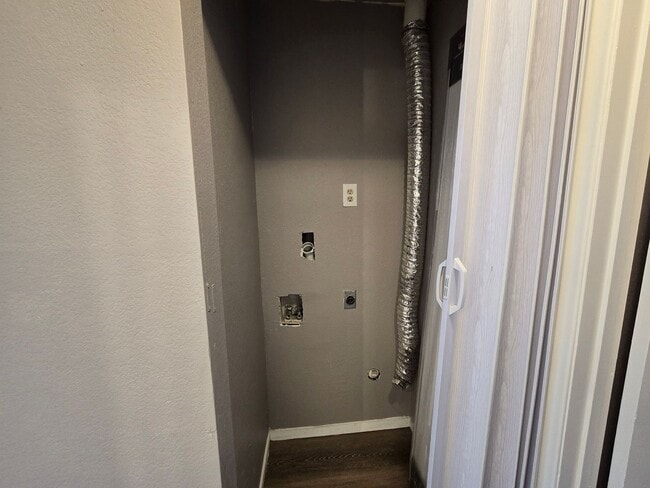 Building Photo - Charming 2-Bedroom Condo in Gated Communit...