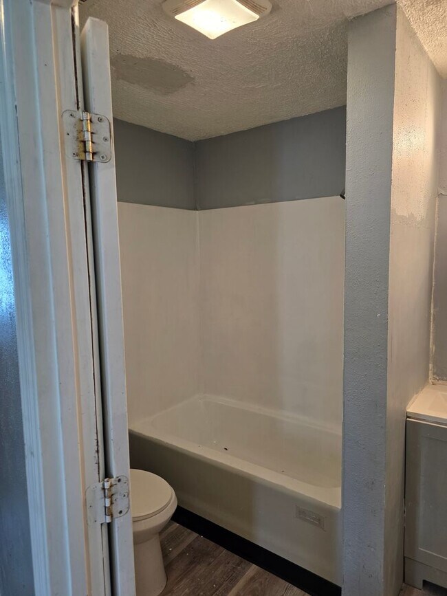 Building Photo - Spacious 3BD