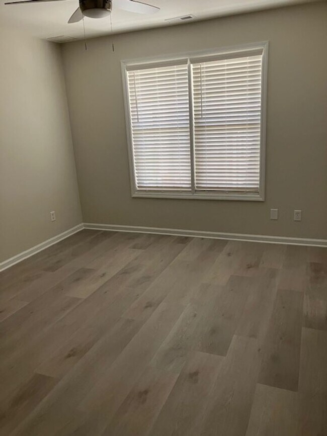 Building Photo - 908-C