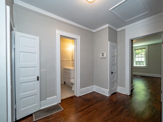 Building Photo - Oversized Renovated Downtown Cottage