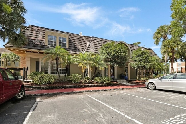 Building Photo - 4022 Versailles Dr