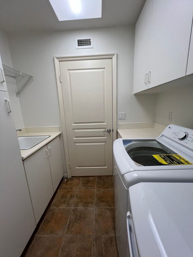 Building Photo - Luxury En Suite Living & Panoramic Views