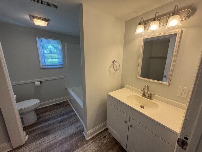 Building Photo - 5163 Clifton Dr