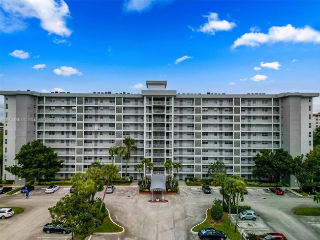 Building Photo - 4015 W Palm Aire Dr