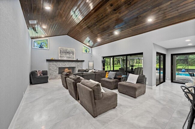 Building Photo - 13855 Shawmut Ct