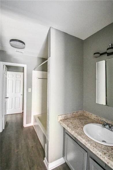 Building Photo - 735 Oak Dr