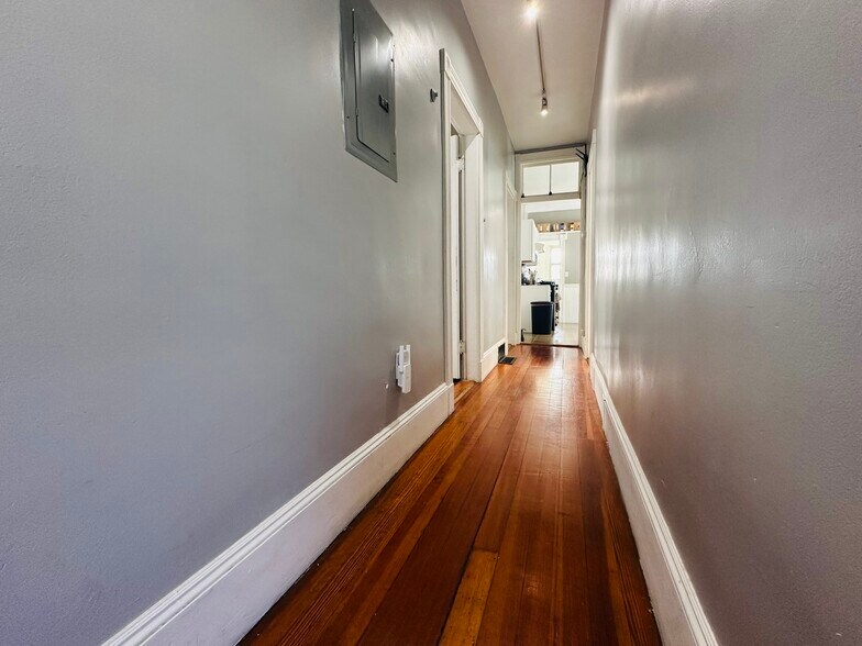 Building Photo - 20 Dalrymple St