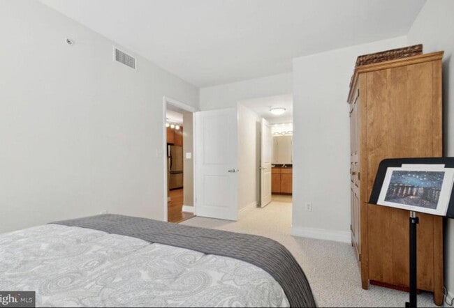 Building Photo - 915 E St NW