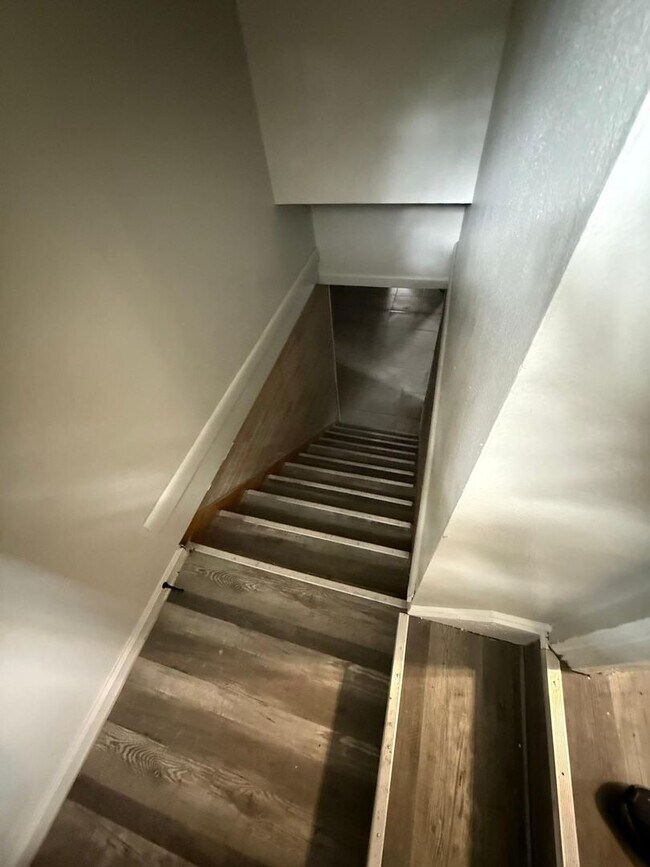 Building Photo - 5-Bedroom 2-Bath Completely Renovated!