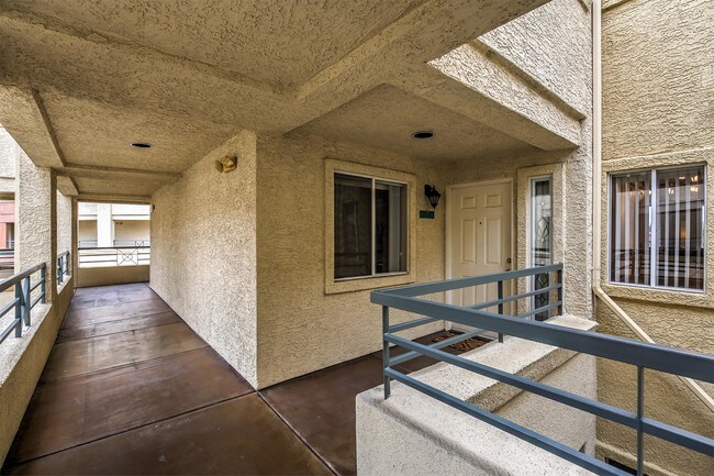 Building Photo - 230 E Flamingo Rd