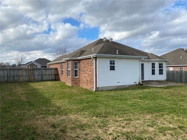 Building Photo - 911 SW Cheyenne Dr