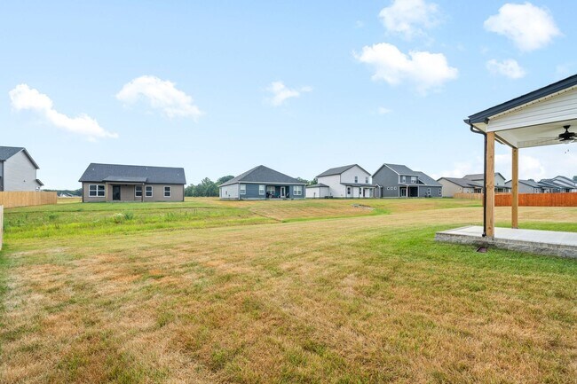 Building Photo - Pet Friendly Three Bedroom!