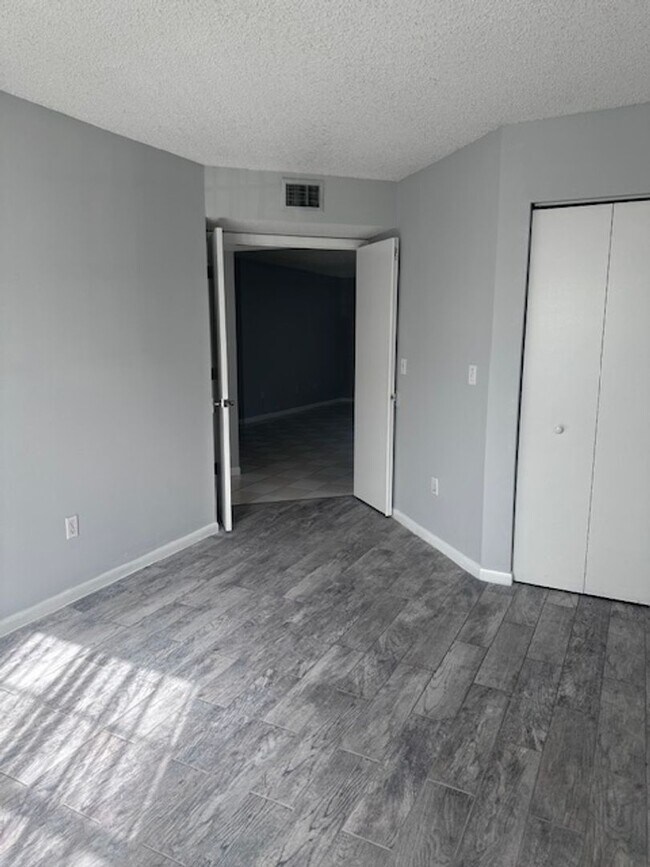 Building Photo - 2/2 Apartment for Rent at Center Gate comm...