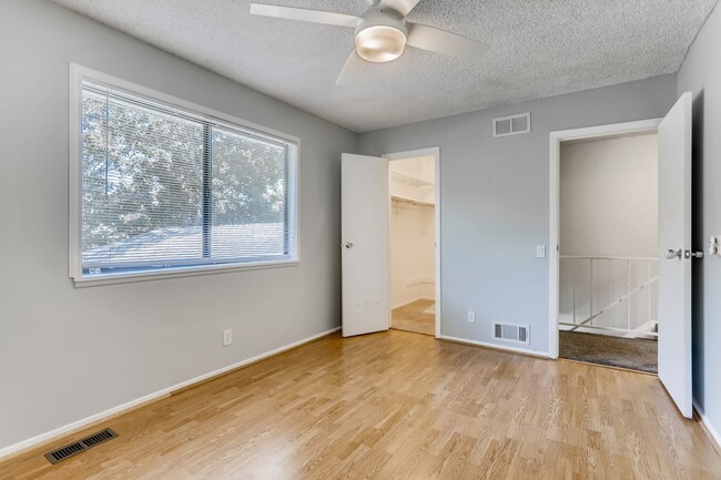 Building Photo - Everything you Need, 2 Bed, 1.5 Bath townh...