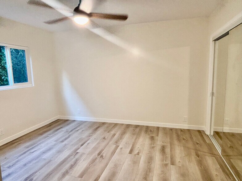 Building Photo - 2488 Beachwood Dr