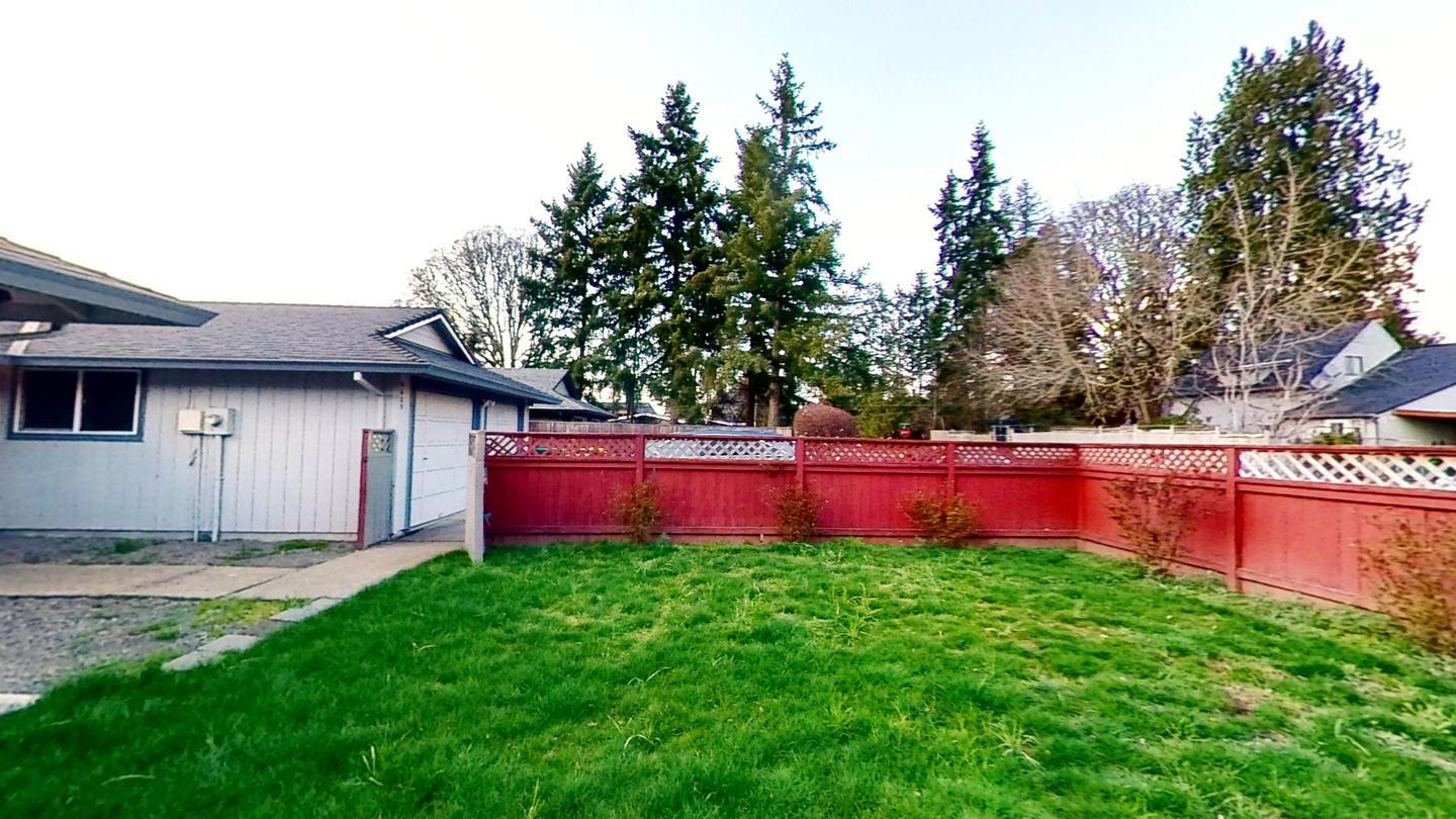Building Photo - Open & spacious Beaverton duplex with fenc...