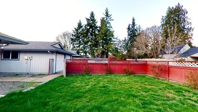 Building Photo - Open & spacious Beaverton duplex with fenc...