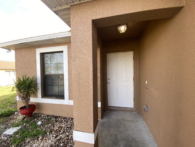 Building Photo - 910 SE 12th Terrace