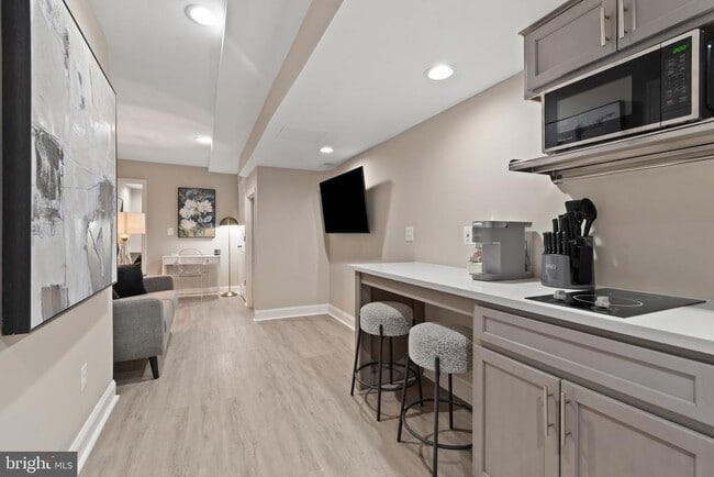 Building Photo - 2219 E Chase St