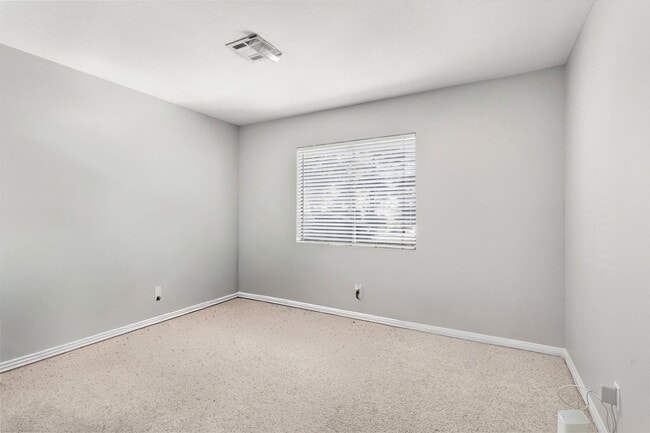 Building Photo - 735 Apple Tree Ct