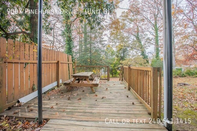 Building Photo - 9007 Pinehurst Dr