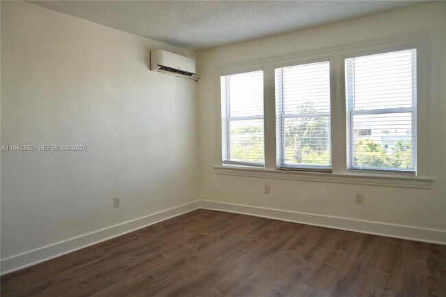 Building Photo - 501 SW 6th Ct