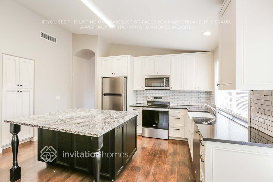 Building Photo - 1002 W Chicago Ct