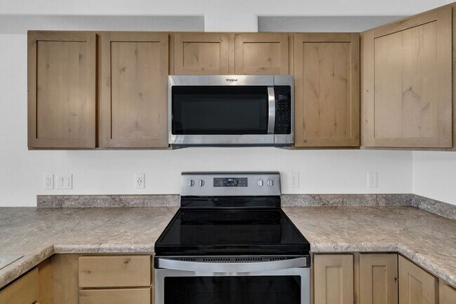 Building Photo - Modern 3 Bedroom 3 Bath Townhome in New Construction Neighborhood
