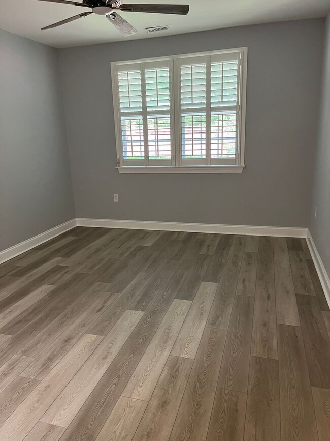 Building Photo - Like new Townhome
