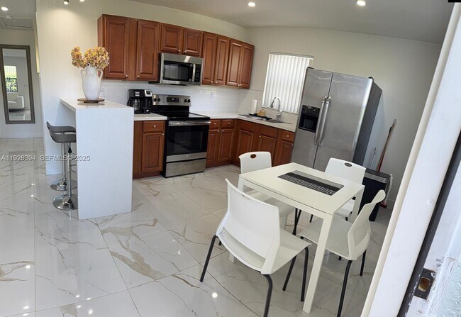 Building Photo - 208 NW 7th St