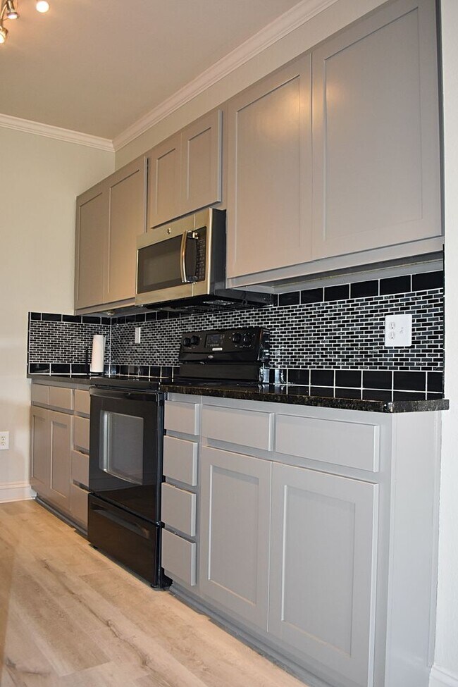 Building Photo - Freshly updated 3 Bedroom 2.5 Bath Townhouse 1 Car Garage available 3/1