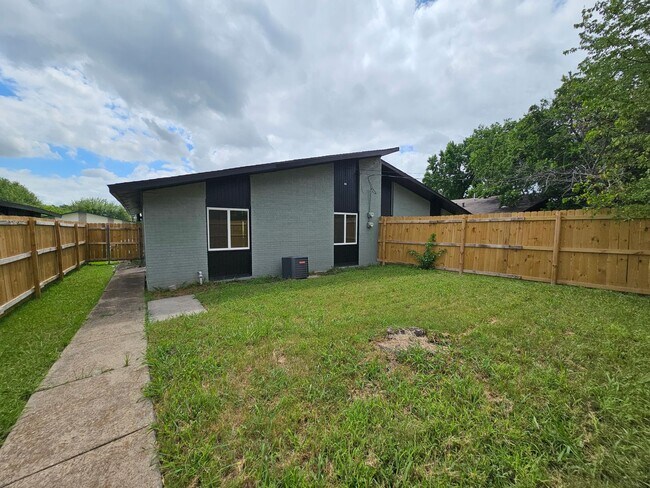 Building Photo - 1727 R Avenue