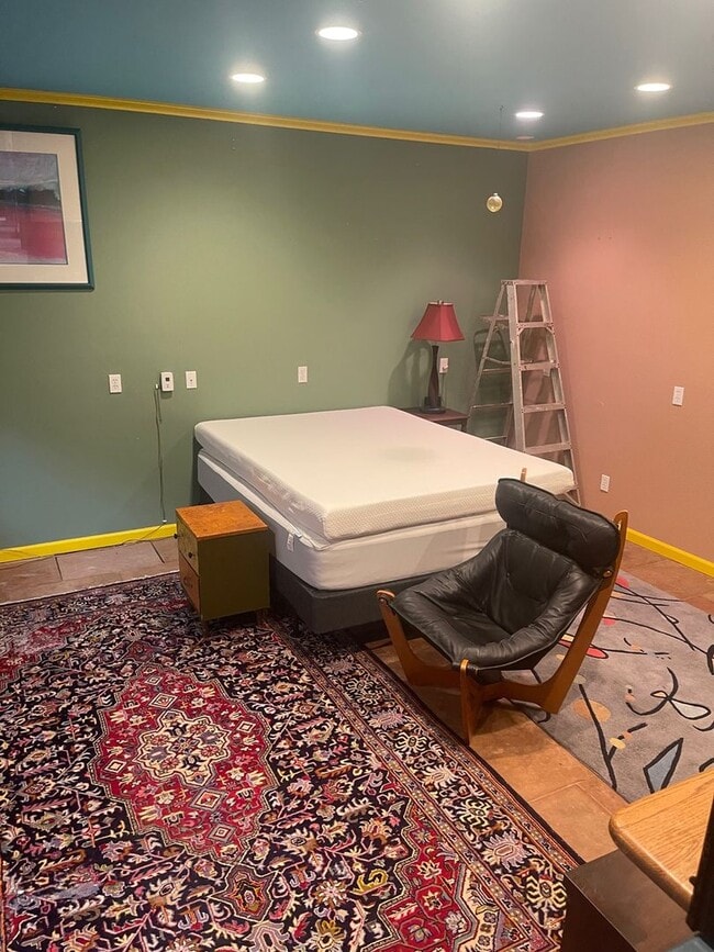 Building Photo - Furnished 2 Bedroom Garden Level Apartment in Upper Table Mesa Near Bear Creek Park