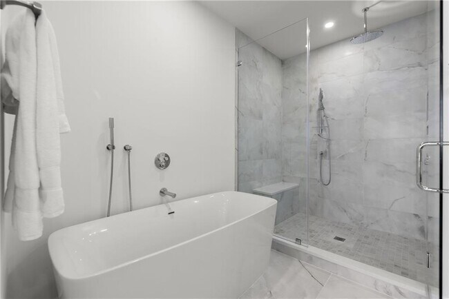 Building Photo - 2425 Peachtree Rd NE