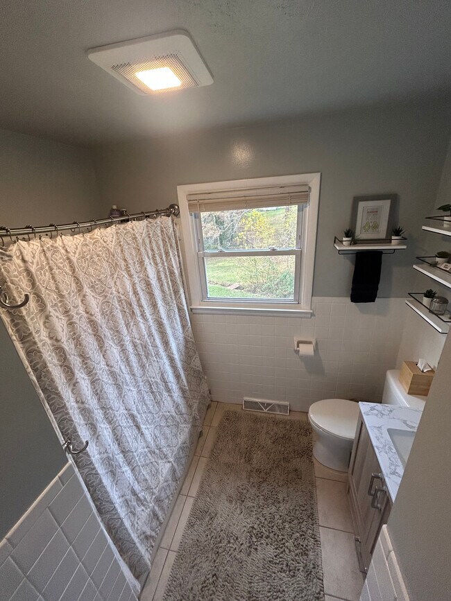 Building Photo - 44 Maple Ave