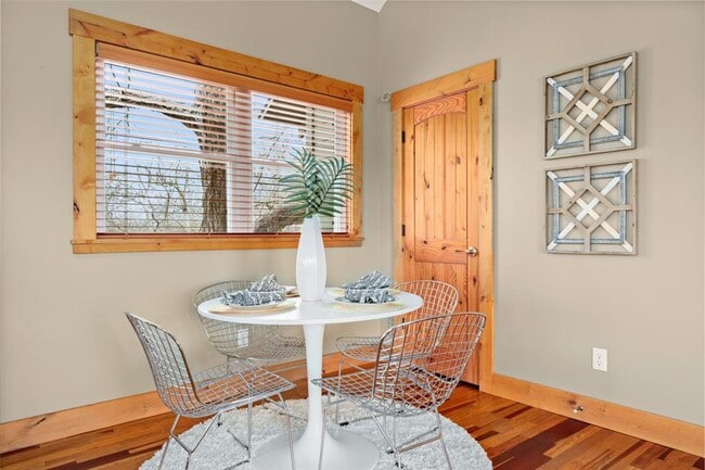 Building Photo - 912 E 51st St