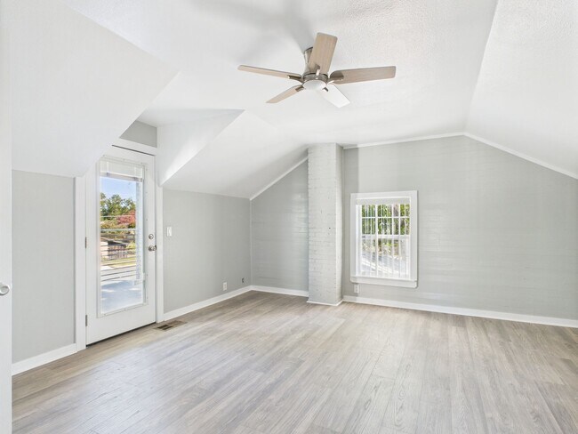 Building Photo - 112 W Hackberry St