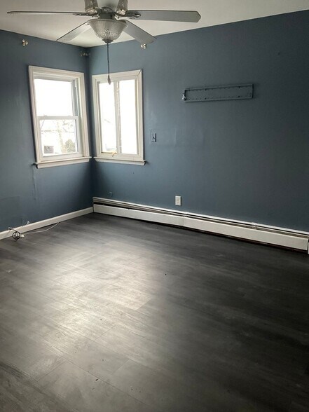 Building Photo - 1548 Islip Ave