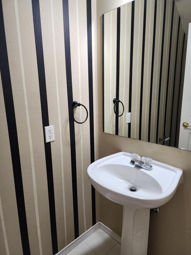 Building Photo - **$200 Move In Special**Beautiful 4 bed 2.5 Bath Home in South Hill Puyallup