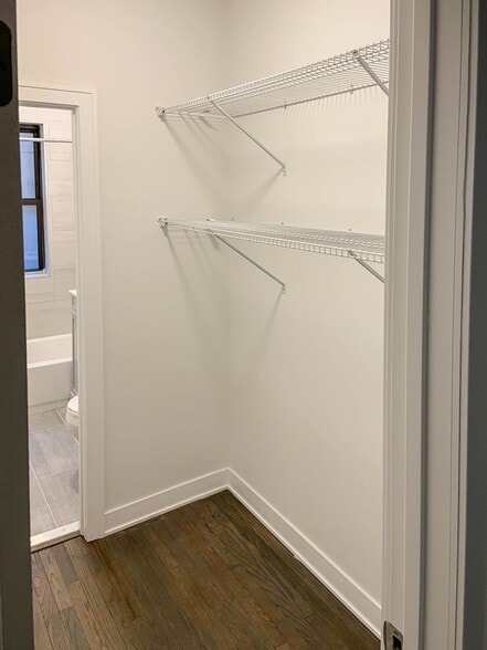 Building Photo - 627 W Melrose St