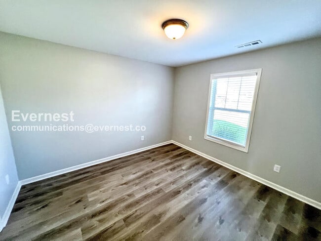 Building Photo - 4 Bed, 2 Bath Home with Fenced Yard & Garage / Pet-Friendly / Coming Soon!