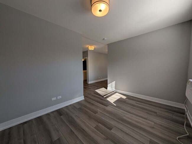 Building Photo - 3933 N Janssen Ave