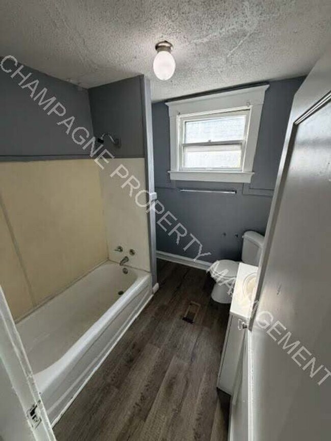 Building Photo - Newly Renovated Single Family Home