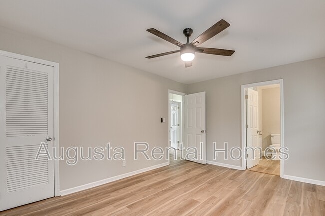 Building Photo - 323 Pineview Dr