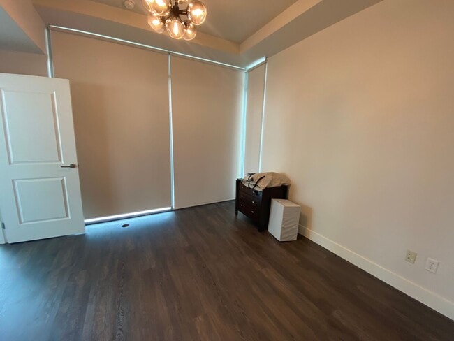 Building Photo - Large 2 bedroom 2 1/2 bath condo at One Li...