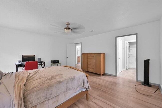 Building Photo - 5928 Sinclair Dr