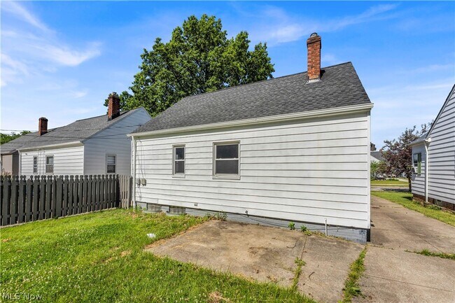 Building Photo - 5535 Oakwood Ave