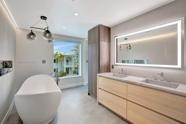 Building Photo - 305 Oak St